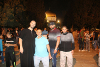   بالصور: المئات من أهالي مدينة يافا يشدون الرحال الى المسجد الأقصى المبارك لأداء صلاة الفجر